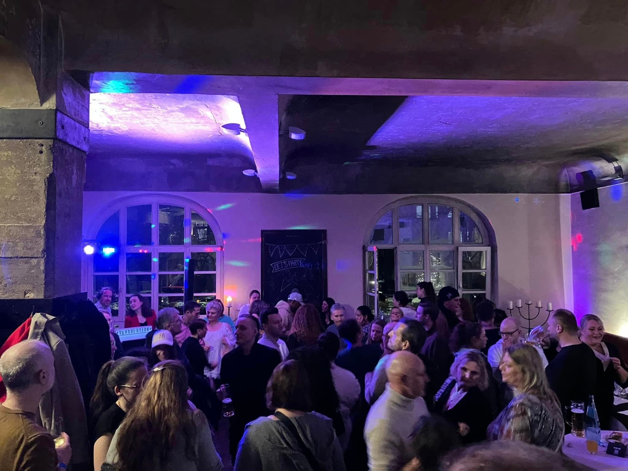 Firmenfeier in der Eventlocation Frankfurt mit Gästen im Saal